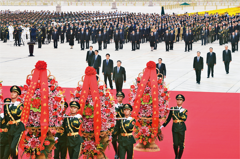 2021年9月30日上午，黨和國家領(lǐng)導(dǎo)人習(xí)近平、李克強(qiáng)、栗戰(zhàn)書、汪洋、王滬寧、趙樂際、韓正、王岐山等來到北京天安門廣場，出席烈士紀(jì)念日向人民英雄敬獻(xiàn)花籃儀式。 新華社記者 張領(lǐng)/攝