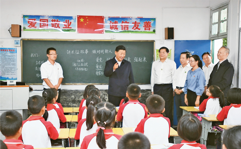 2020年9月16日至18日，中共中央總書記、國家主席、中央軍委主席習(xí)近平在湖南考察。這是16日下午，習(xí)近平在郴州市汝城縣文明瑤族鄉(xiāng)第一片小學(xué)，同正在上思政課的同學(xué)們親切交流。 新華社記者 謝環(huán)馳/攝