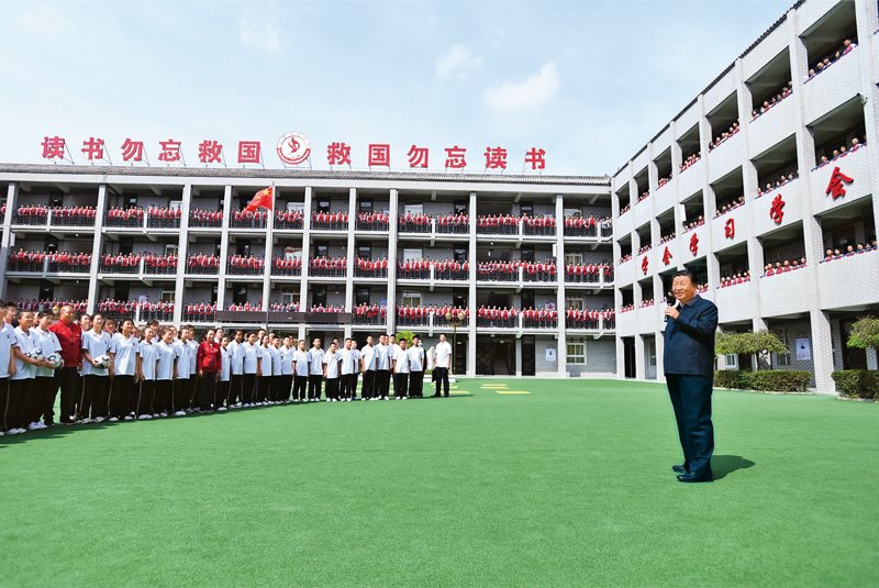 2021年9月13日至14日，中共中央總書記、國家主席、中央軍委主席習(xí)近平在陜西省榆林市考察。這是14日上午，習(xí)近平在綏德實驗中學(xué)考察時，同師生親切交流。 新華社記者 謝環(huán)馳/攝